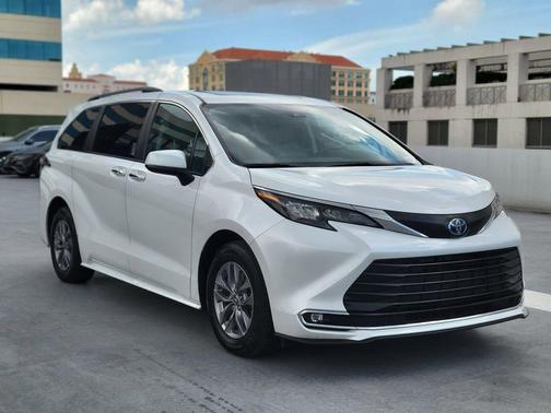 White 2024 Toyota Sienna XLE