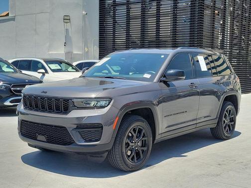 Metallic 2024 Jeep Grand Cherokee Laredo