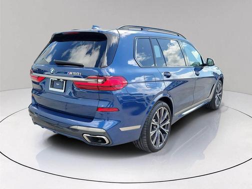 2022 BMW X7 M50i