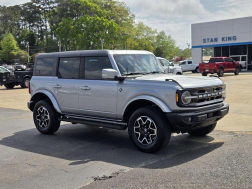 Iconic Silver Metallic 2023 Ford Bronco Outer Banks