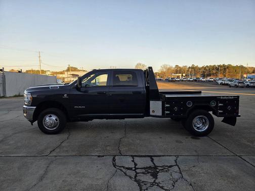 2022 RAM 3500 Tradesman Crew Cab 4x4 8' Box