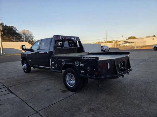 2022 RAM 3500 Tradesman Crew Cab 4x4 8' Box