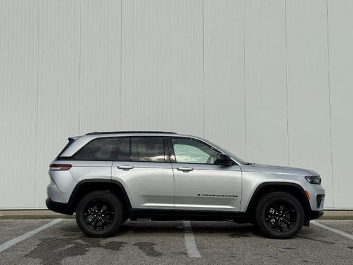 2024 Jeep Grand Cherokee LAREDO