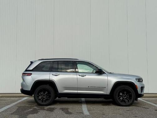 2024 Jeep Grand Cherokee LAREDO