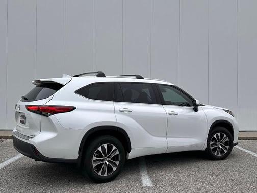 Pearl 2022 Toyota Highlander XLE