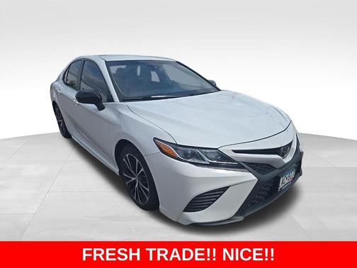 Super White 2020 Toyota Camry SE