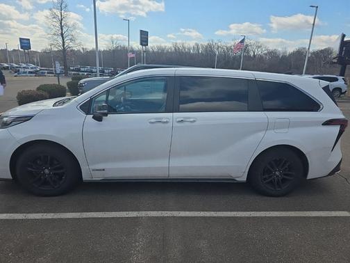 2021 Toyota Sienna XSE 7 Passenger