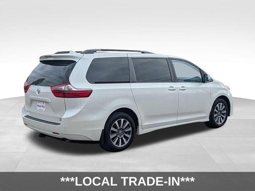 Blizzard Pearl 2020 Toyota Sienna XLE