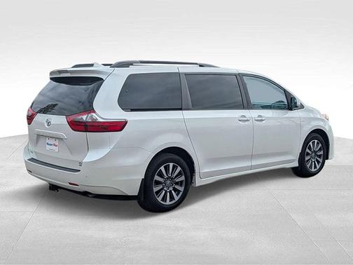 Blizzard Pearl 2020 Toyota Sienna XLE