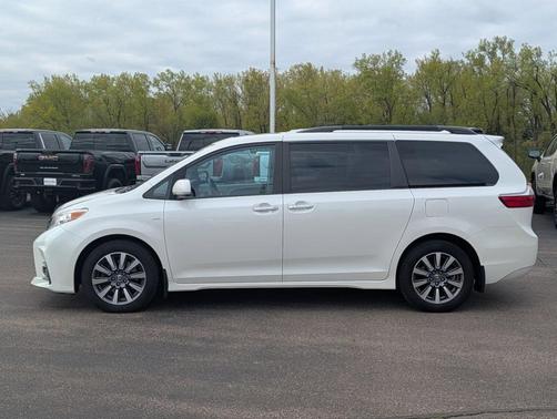 Blizzard Pearl 2020 Toyota Sienna XLE