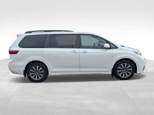 Blizzard Pearl 2020 Toyota Sienna XLE