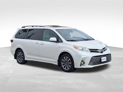 Blizzard Pearl 2020 Toyota Sienna XLE