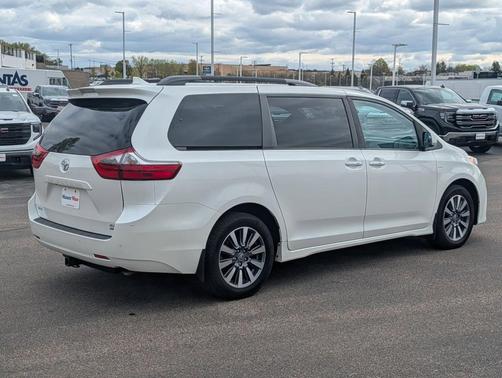 Blizzard Pearl 2020 Toyota Sienna XLE