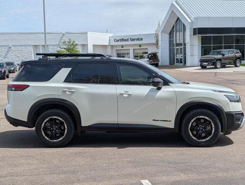 2 Tone White / Black Roof 2023 Nissan Pathfinder Rock Creek