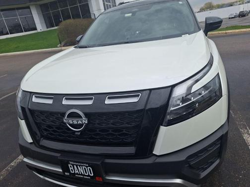 2 Tone White / Black Roof 2023 Nissan Pathfinder Rock Creek