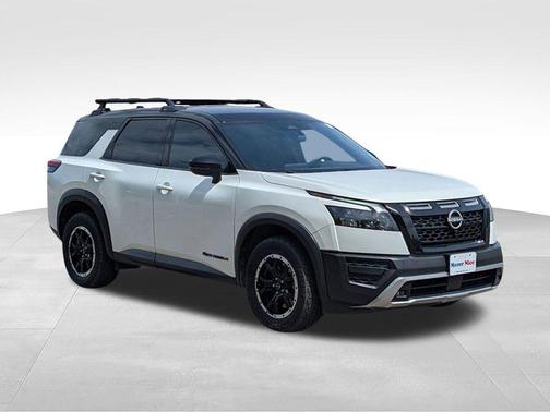 2 Tone White / Black Roof 2023 Nissan Pathfinder Rock Creek