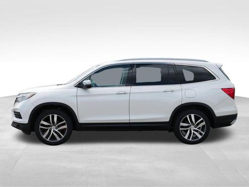 White 2017 Honda Pilot Elite