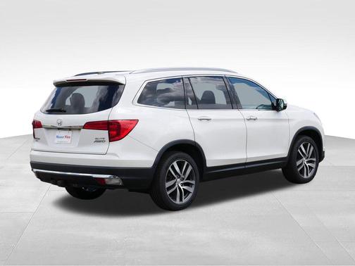 White 2017 Honda Pilot Elite