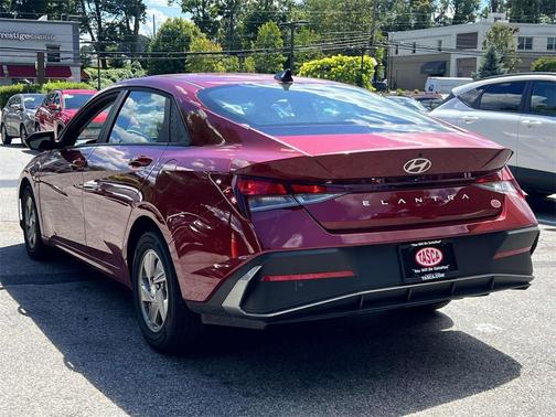 2024 Hyundai ELANTRA SE