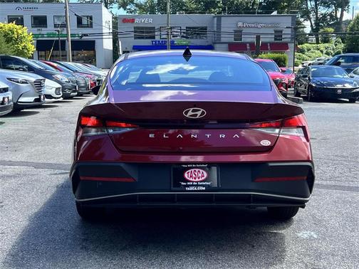 2024 Hyundai ELANTRA SE