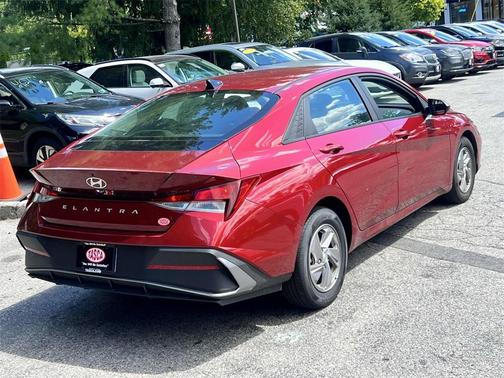 2024 Hyundai ELANTRA SE