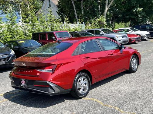 2024 Hyundai ELANTRA SE