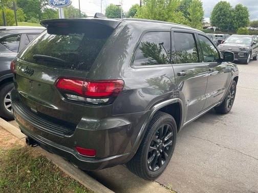 Photo 4 of 5 of 2021 Jeep Grand Cherokee Laredo