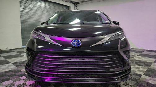 2024 Toyota Sienna LE