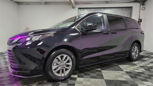 2024 Toyota Sienna LE