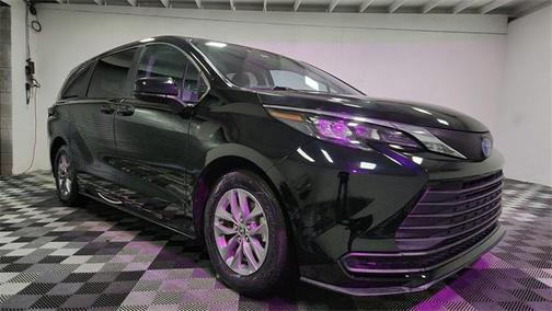 2024 Toyota Sienna LE