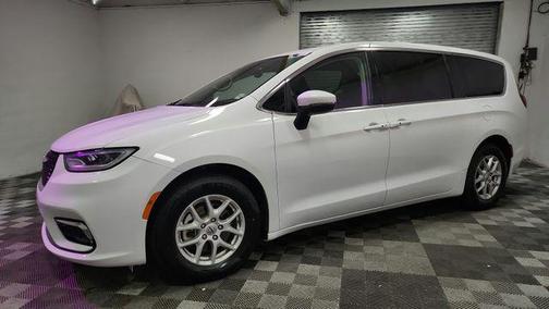 Bright White Clearcoat 2023 Chrysler Pacifica Touring L