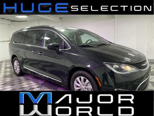 Brilliant Black Crystal Pearlcoat 2019 Chrysler Pacifica Touring L