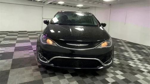 Brilliant Black Crystal Pearlcoat 2019 Chrysler Pacifica Touring L