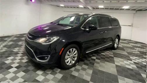 Brilliant Black Crystal Pearlcoat 2019 Chrysler Pacifica Touring L