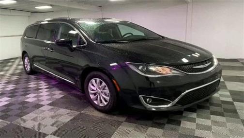 Brilliant Black Crystal Pearlcoat 2019 Chrysler Pacifica Touring L