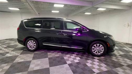 Brilliant Black Crystal Pearlcoat 2019 Chrysler Pacifica Touring L