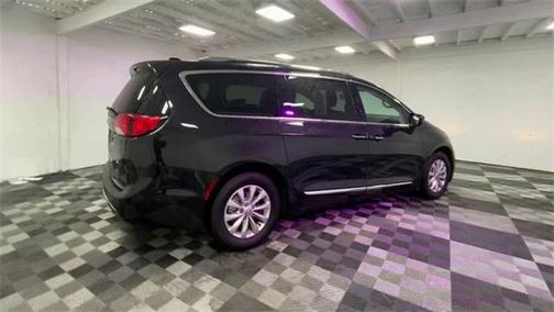 Brilliant Black Crystal Pearlcoat 2019 Chrysler Pacifica Touring L