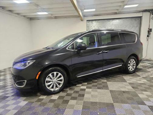 Brilliant Black Crystal Pearlcoat 2019 Chrysler Pacifica Touring L