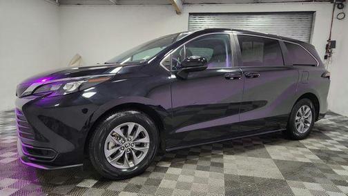 2024 Toyota Sienna LE