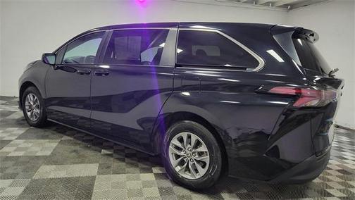 2024 Toyota Sienna LE