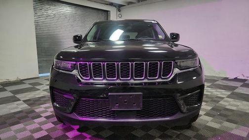 Diamond Black Crystal Pearlcoat 2024 Jeep Grand Cherokee Laredo
