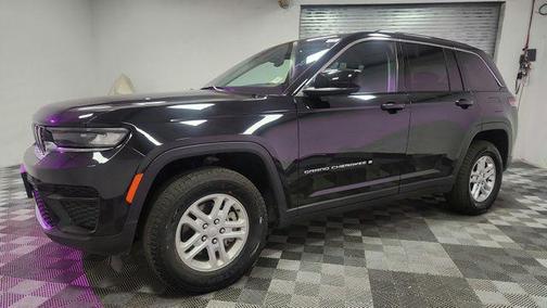 Diamond Black Crystal Pearlcoat 2024 Jeep Grand Cherokee Laredo