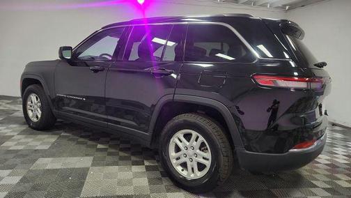 Diamond Black Crystal Pearlcoat 2024 Jeep Grand Cherokee Laredo