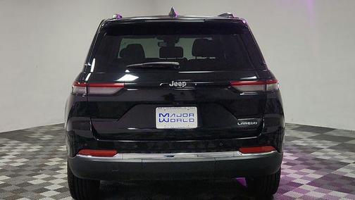 Diamond Black Crystal Pearlcoat 2024 Jeep Grand Cherokee Laredo