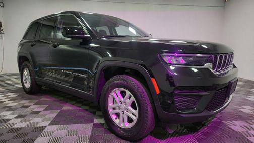 Diamond Black Crystal Pearlcoat 2024 Jeep Grand Cherokee Laredo