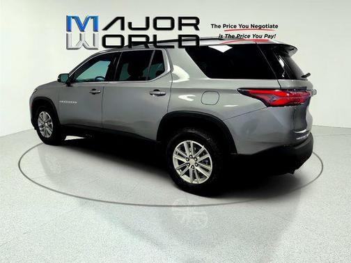 Sterling Gray Metallic 2023 Chevrolet Traverse LT Leather