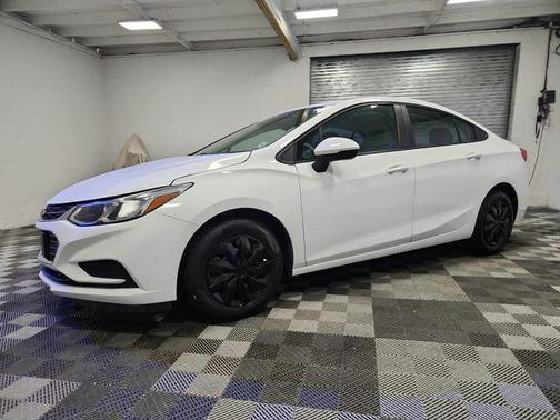 Summit White 2018 Chevrolet Cruze LS