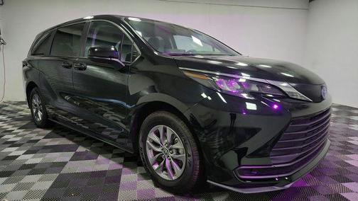 Midnight Black Metallic 2024 Toyota Sienna LE