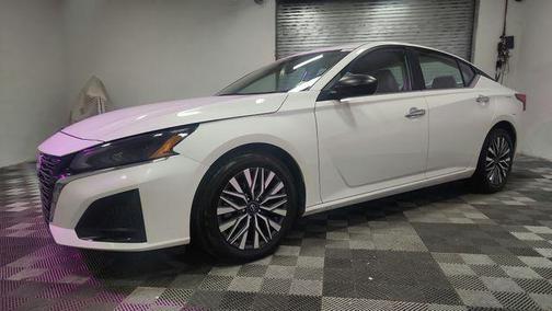 Pearl White Tricoat 2025 Nissan Altima 2.5 SV