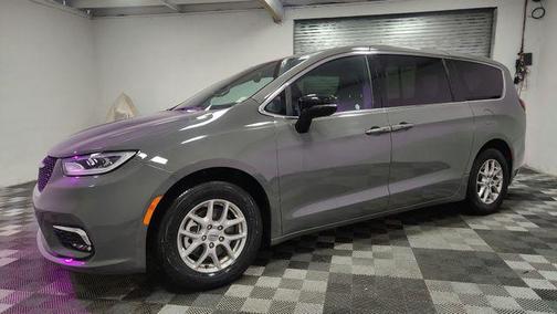 Ceramic Gray Clearcoat 2025 Chrysler Pacifica L